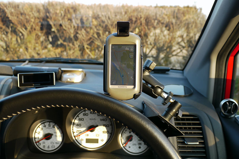お気に入りの<a href="http://k-tai.impress.co.jp/docs/column/stapablog/20110309_431542.html">GARMIN Oregon450TC</a>も楽勝で車載可能。RAMハンドルバーボールはイカス!!
