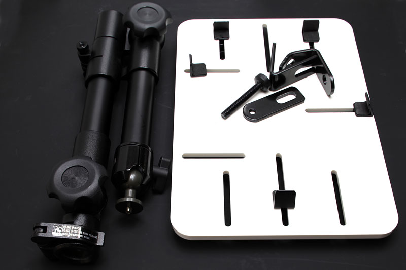 こちらはサンコーのCAR LAPTOP HOLDER for iPad。詳細はこの記事（http://k-tai.impress.co.jp/docs/column/stapa/20110131_423882.html）をどうぞ