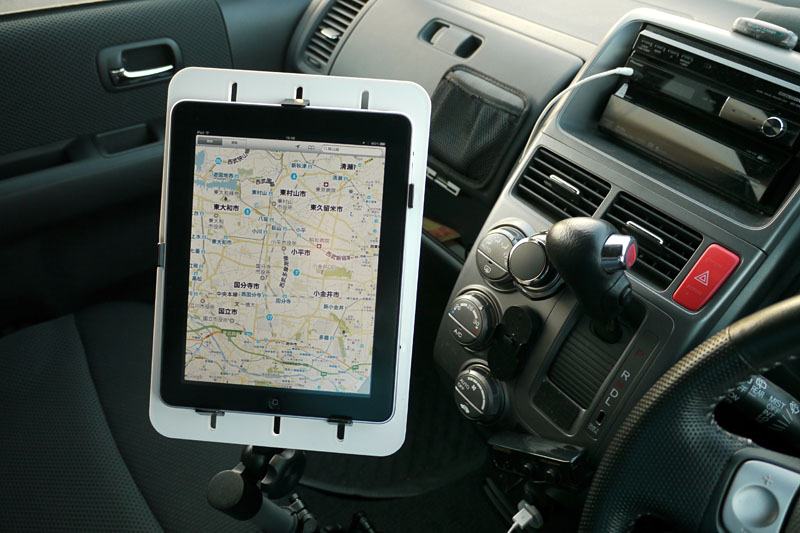 付属台座（天板）を使って、こんなふうにiPadを車載することができる
