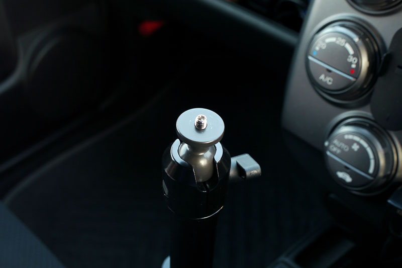 天板を外したところ。アーム先端は自由雲台。ネジはカメラの三脚ネジ穴と合致する