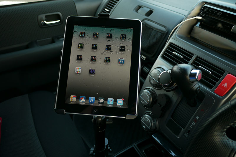 iPadをセットしたところ。雲台部分をしっかり締めれば、非常に安定して車載できる