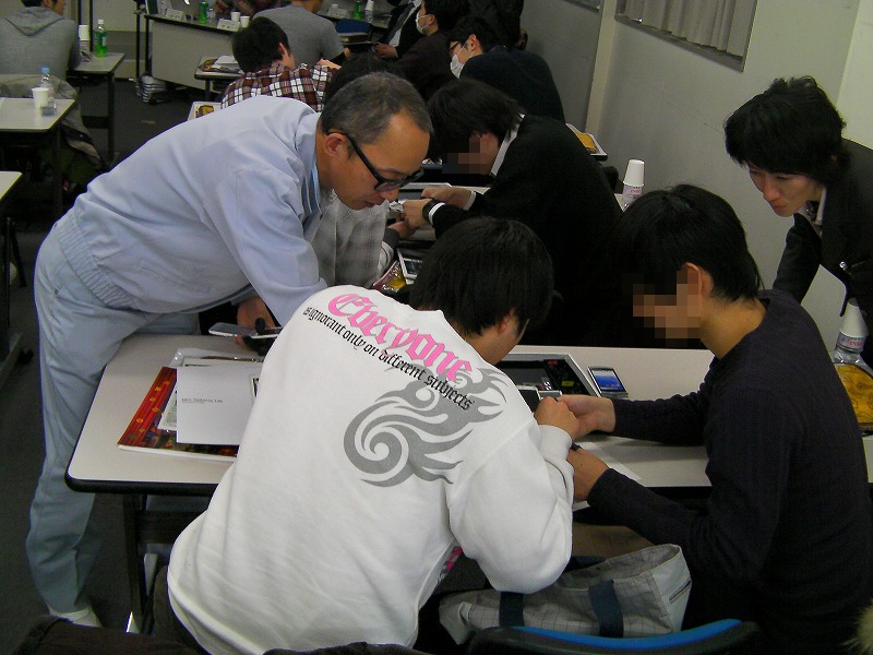 従業員のサポートの下、学生がN-06Bを組み立てる