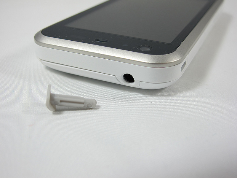 上部のイヤホン端子、端子にはカバーがある