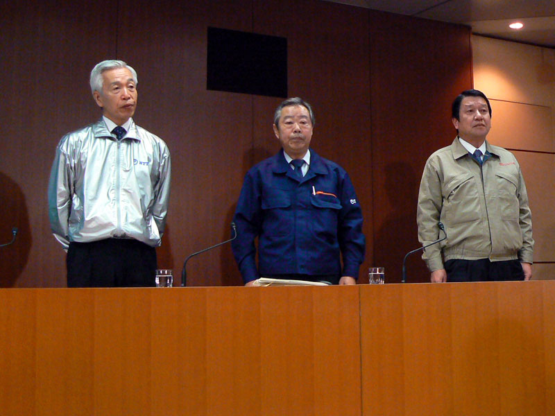 左からNTTの三浦氏、NTT東日本の江部氏、NTTドコモの山田氏