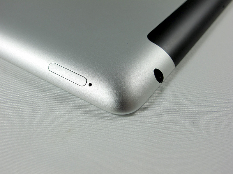 イヤホン端子とmicroSIMカードスロット