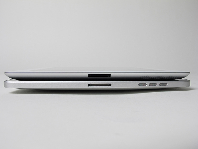 端末下部。下が初代のiPad