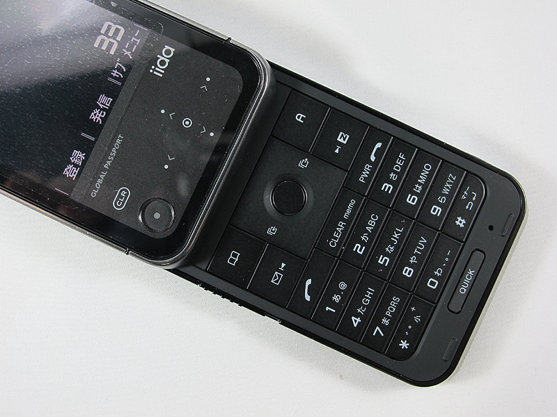 スライドさせるとセンサーキーは無効となり、ハードキーでの操作のみ受け付ける