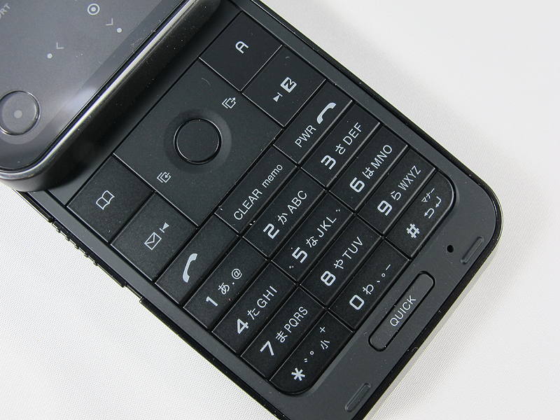 ハードキー。数字「123」キーとその上のキーが近い、また0キーを押下すると同時にQUICKキーを押してしまう場合も、正確な操作には若干慣れが必要な印象だ、