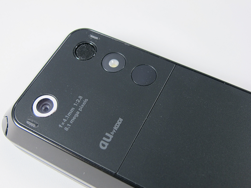 カメラ周辺には、スピーカーやライト、赤外線通信ポートなどが並ぶ