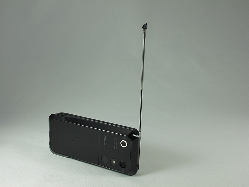 端末本体には伸縮式のワンセグ用アンテナが収納されている