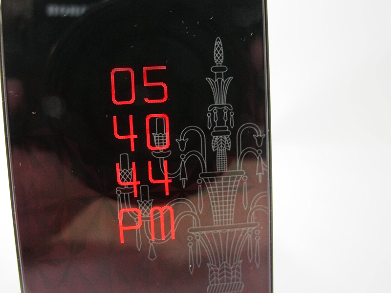 ハーフミラーパネルから浮かび上がる時刻