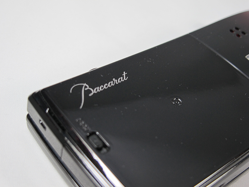 バッテリーカバーにバカラのロゴ、カバー中央にはFeliCaマーク