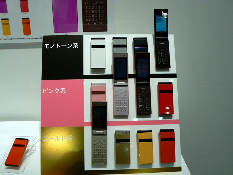 開いたところの色味、ヒンジの色味も違う