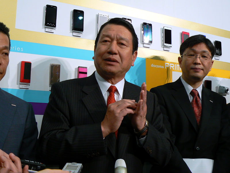 囲み取材に応える山田社長