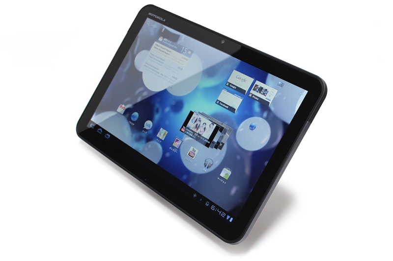 MOTOROLA XOOM Wi-Fi TBi11M。10.1インチ/1280×800ドットのタッチパネルを搭載したAndroid3.0タブレットだ。au Online Shop価格は6万5100円