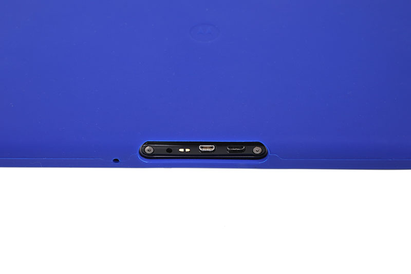 端子類も出ている。ケースを付けたまま後述のドックにセット可能