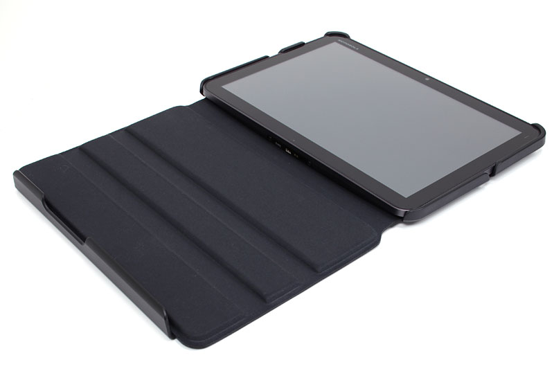 スタンダードケースはXOOMのフチを使ってはめ込むように装着する。脱着は容易だが不意に外れてしまうことはなさそう