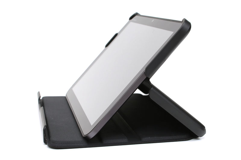 さらに角度を変えて自立。ほぼ平置き状態にもできる