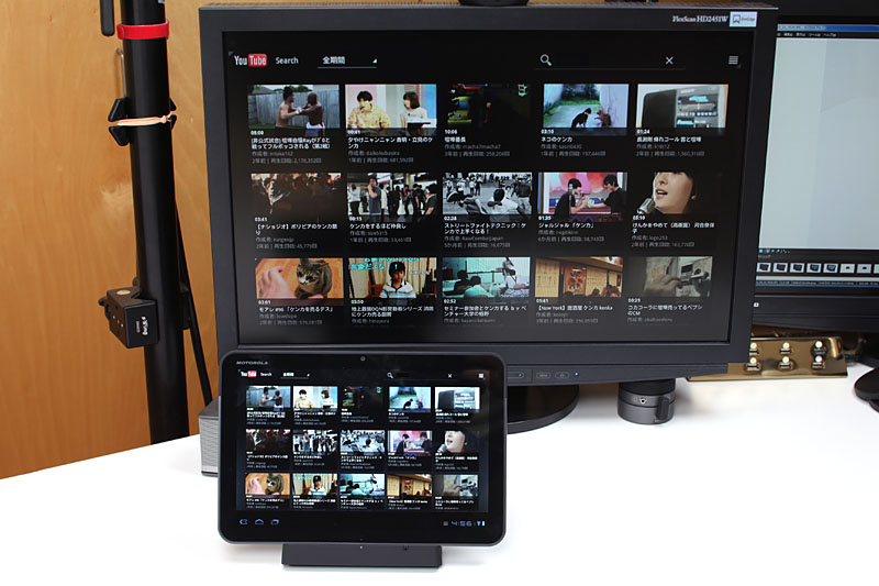 「<a href="http://auonlineshop.kddi.com/disp/CSfLastGoodsPage_001.jsp?GOODS_NO=2416">MOTOROLA HDMIケーブル</a>」を使えばテレビなどに接続できる