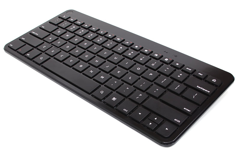 MOTOROLA純正のXOOM用「Bluetoothキーボード（仮称）」。単三形電池×2本を電源とするBluetoothキーボードですな