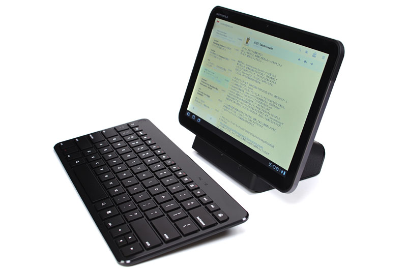 スピーカードックと組み合わせて使用中の図。ノートPC的な感覚で使えますな。ただし現ファームウェアではマウスは使用不可