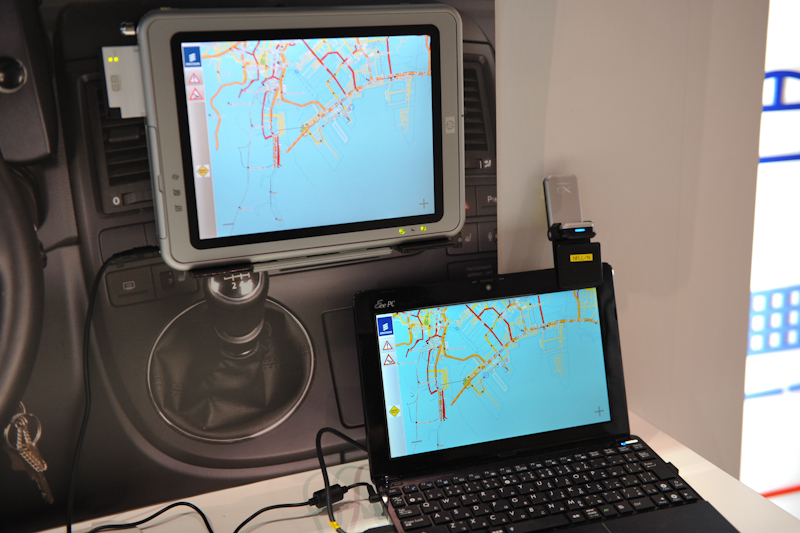 車載端末をイメージした構成のデモ。左は3G、右はLTE