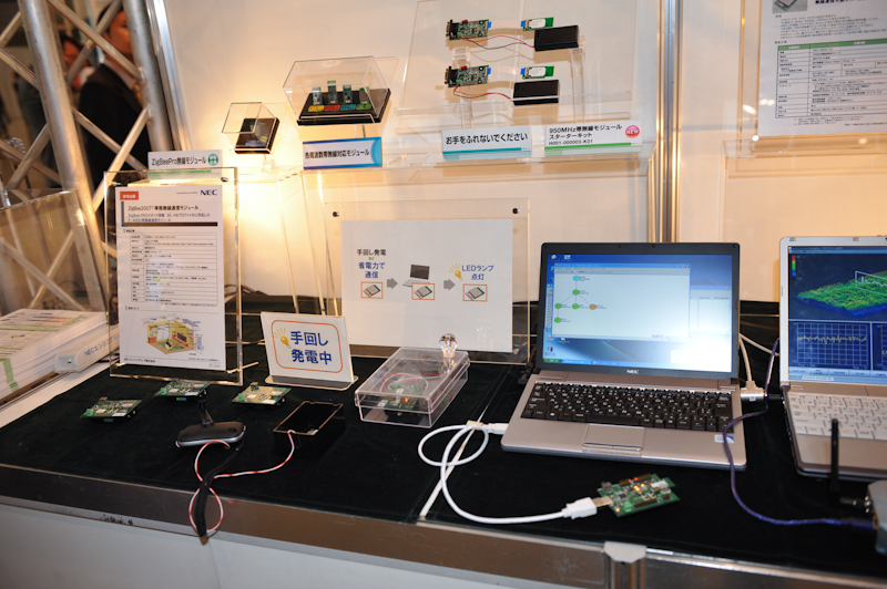 手回し発電機でも駆動できる省電力のデモ。パソコンにはメッシュネットワークが表示されており、中間ノードが消失しても再接続できる様子を確認できる