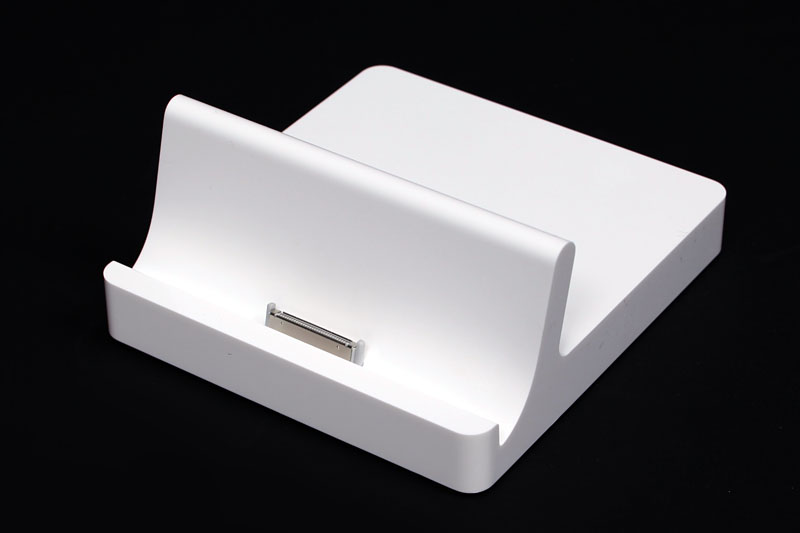 アップル純正のiPad 2 Dock。iPad 2の充電やPCとのシンクが可能。LINE OUT端子付き。後述のDigital AVアダプタとの併用も可能だ