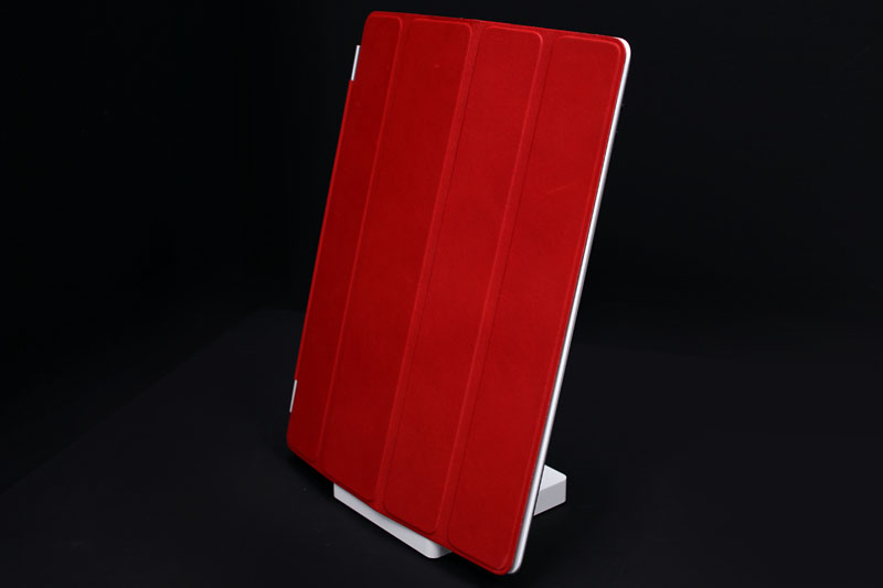 iPad Smart Cover（いわる風呂のフタ）を装着したままでもどうにかセット可能。ただしカバー中央が少々浮く（スリープには移行する）