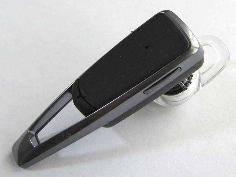 黒いカバー部分を押し込む形で動作するスイッチは2つ。先端部に近い方が「音声認識」、耳穴挿入部に近い方が「コール」。耳に装着する際、間違って押しやすいので注意しよう