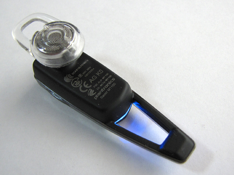 耳への装着部。青く光っている部分がステータスLED