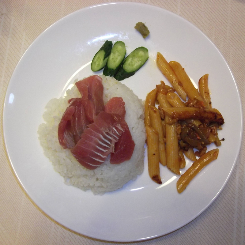 盛り付け下手でごめんなさい！ ちょっとマグロ丼なんかもりつけてみました。むしろオムライスのような大き目のご飯のほうが盛り付けがいがあるかも