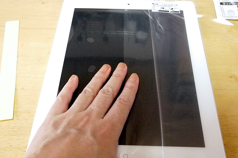 液晶保護フィルムがiPad 2に付着していく