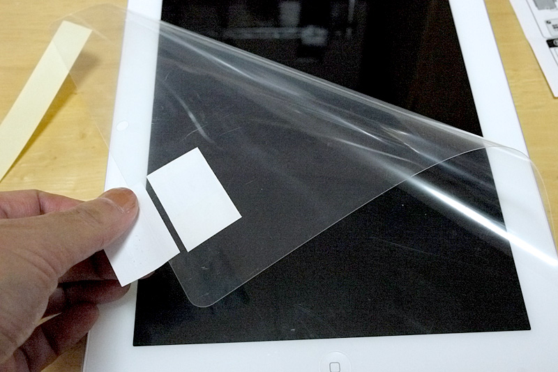 最後に保護シートを剥がした……はずが……