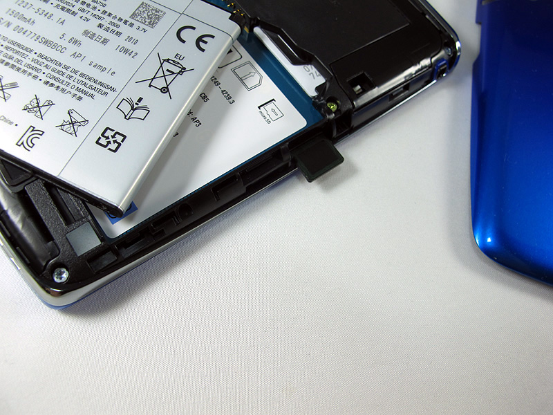 microSDHCカードは背面カバーを外した側面部に挿入する