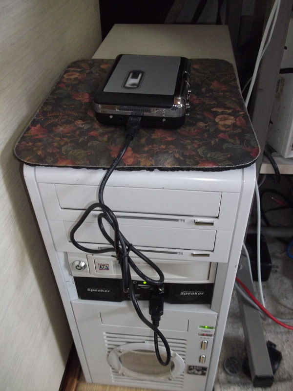 商品の構成は、プレーヤー、USBケーブル、ソフト、説明書類。かなりシンプルだ