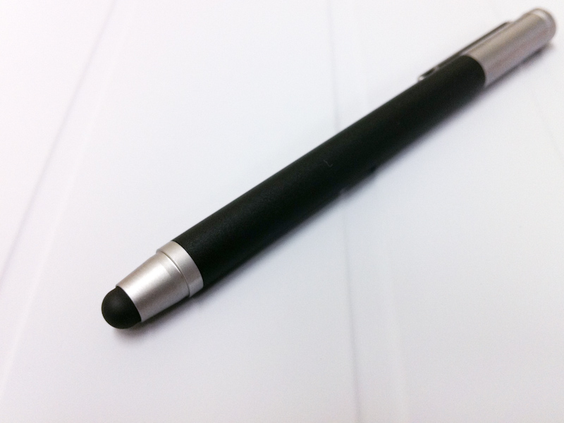 本体は金属製で、特にペン先保持部分は美しく加工されている。先端、後端部分は素の銀色ではなく若干ガンメタリック調の色合いで高級感がある。先端のラバードームは同種の他のタッチペンより一回り小さくなっており、一段とペンらしい外観となっている