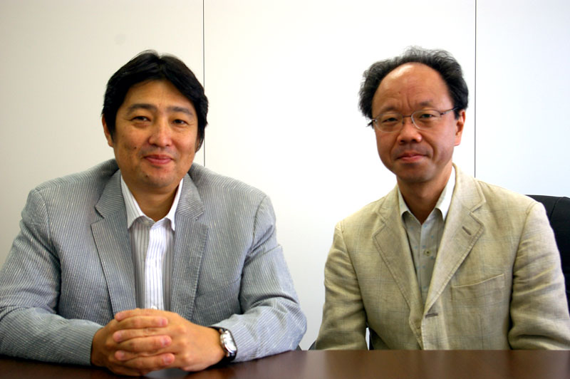 堤氏（左）と同社副社長の國吉芳夫氏（右）