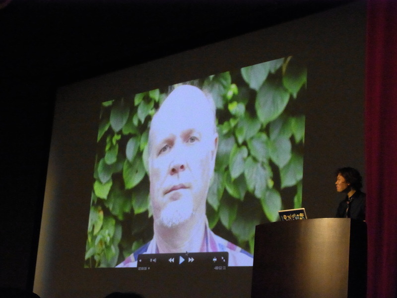 Tim Bray氏のビデオメッセージ。右はメッセージの日本語訳を読み上げた日本Androidの会の安生真氏