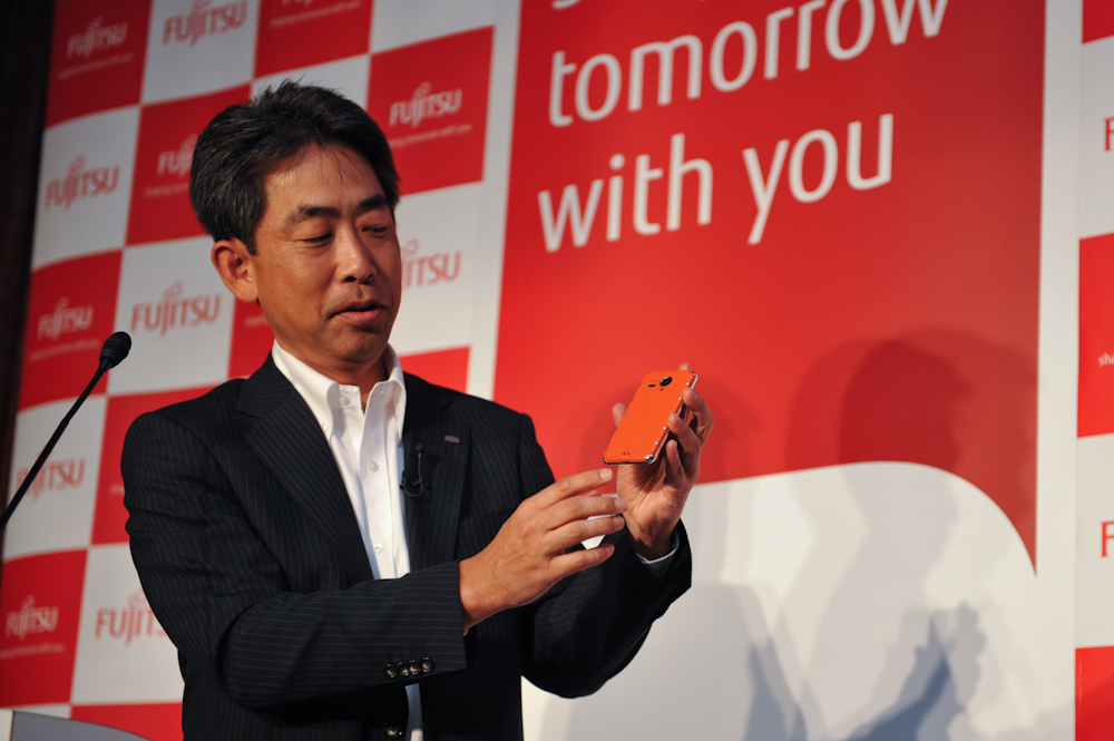 富士通 モバイルフォン事業部 本部長の高田克美氏。手にしているのは特別モデル