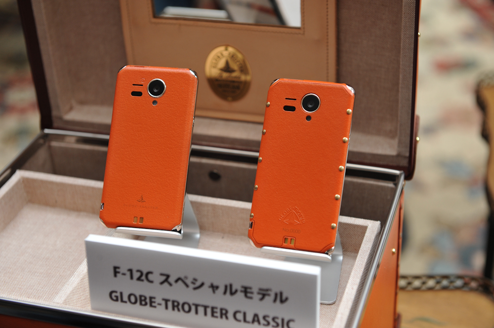 F-12Cの特別モデル。左がプラスチック製カバー、右がヴァルカン・ファイバー製カバー。特別モデルにはどちらも付属する