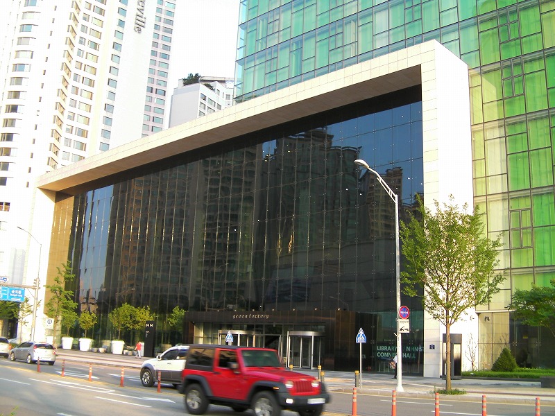 約2800人のスタッフがこのビルで働く