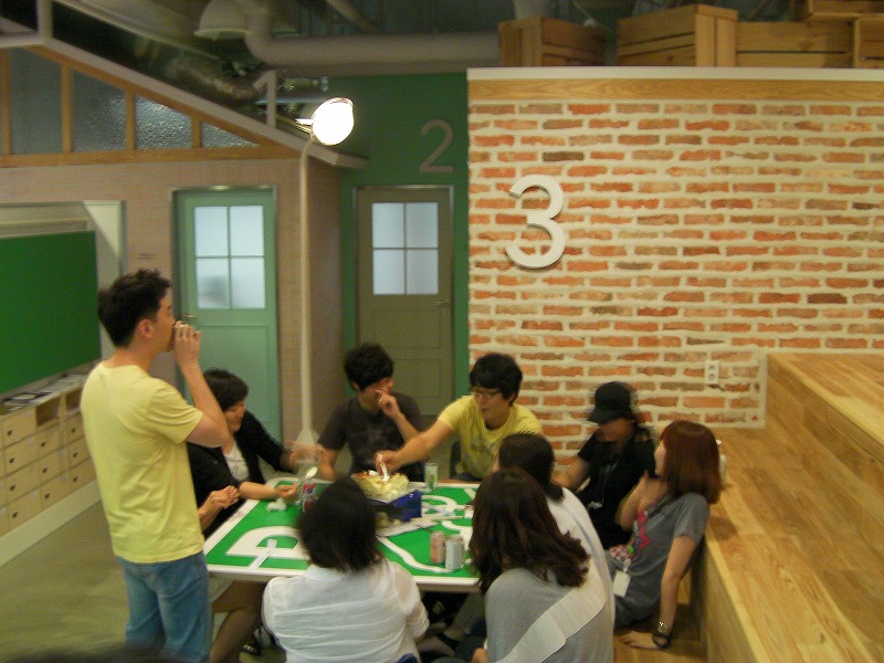 社内のあるHiveスペースでは、偶然スタッフの誕生会が行われていた