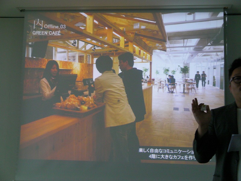 ビルの4Fは丸ごとカフェスペースになっている