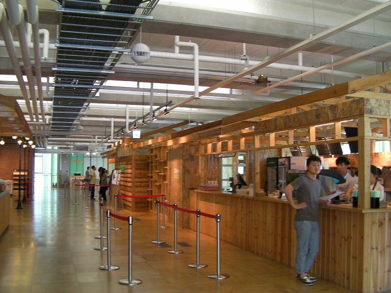 カフェの中にはレゴで遊べるテーブルも