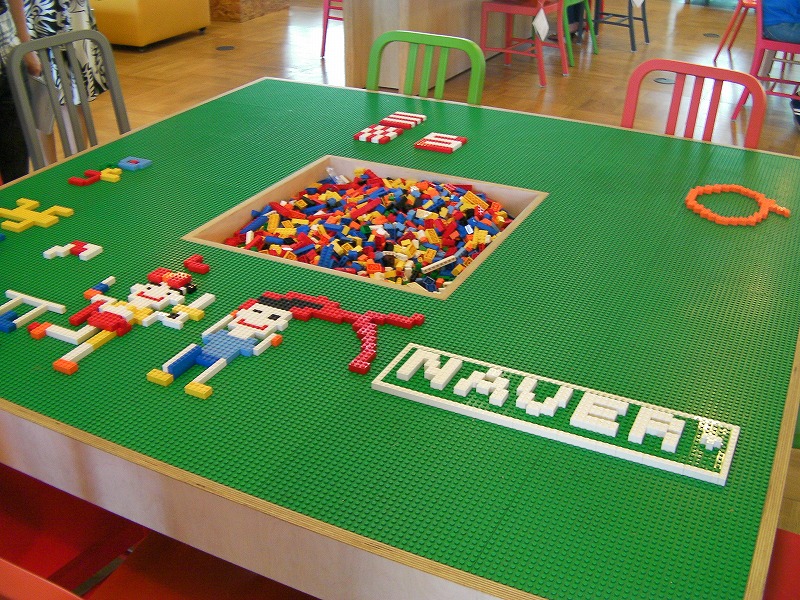 カフェの中にはレゴで遊べるテーブルも