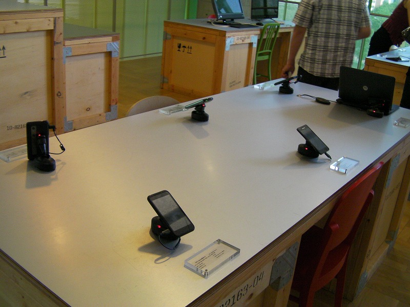 GALAXY S IIやXPERIA playなど、最新のデバイスに触れられるゾーンも