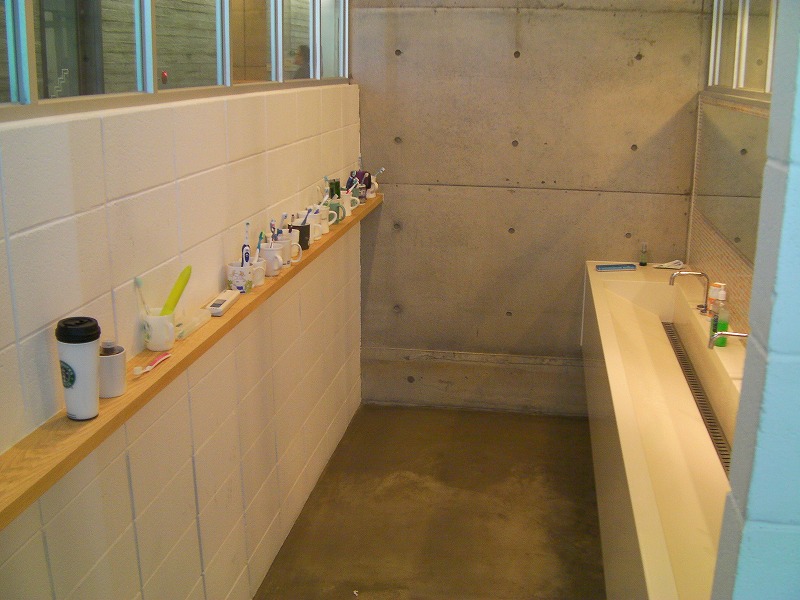 個性豊かな歯ブラシやカップが並ぶ