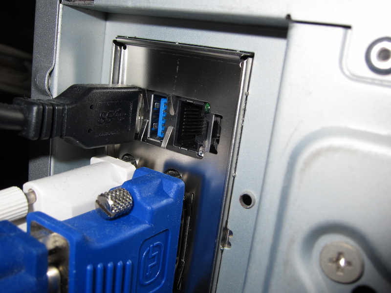 問題はUSB 3.0はパソコンの後ろ側にしかないこと。毎回ここに挿すのは勘弁してほしい