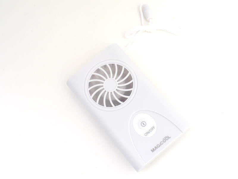 取り出した本体。iPhoneよりも二回りくらい大きい